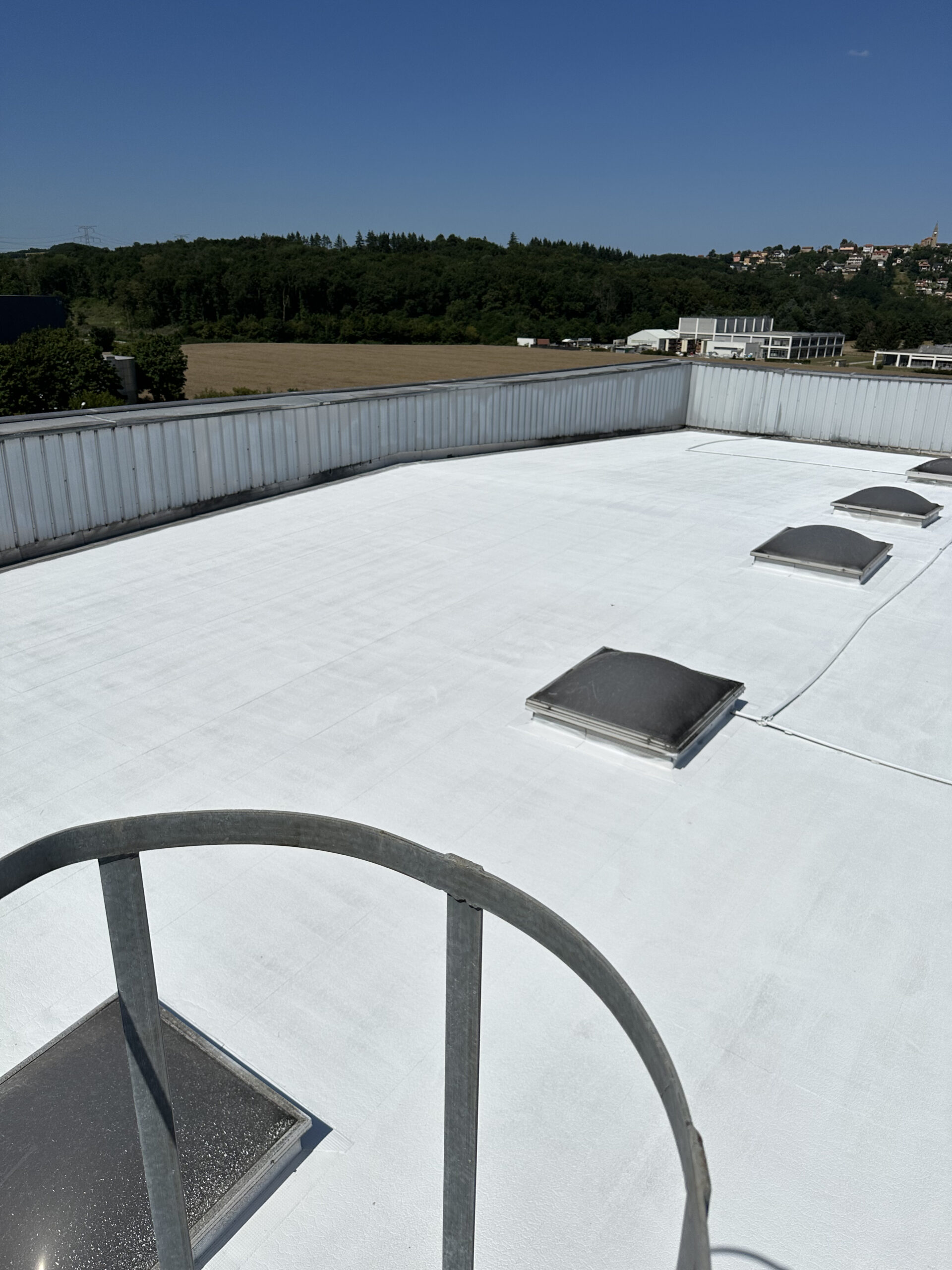 peinture blanche anti-chaleur pour toiture peinture réfléchissante toit<br />
solution contre surchauffe toiture