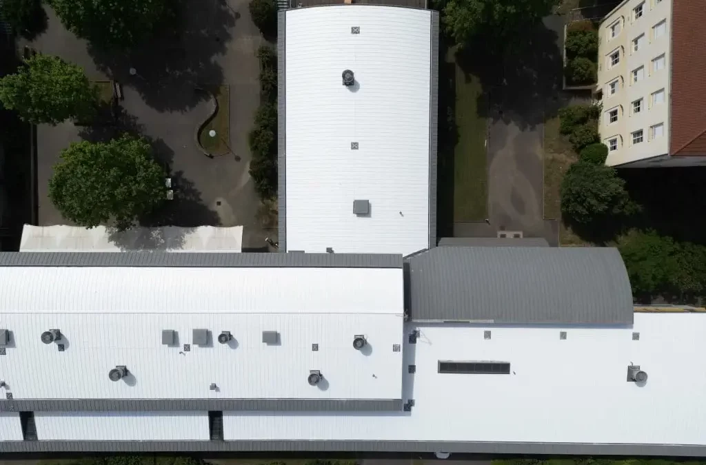 Peinture blanche anti-chaleur pour toiture : une solution simple pour rafraîchir votre maison