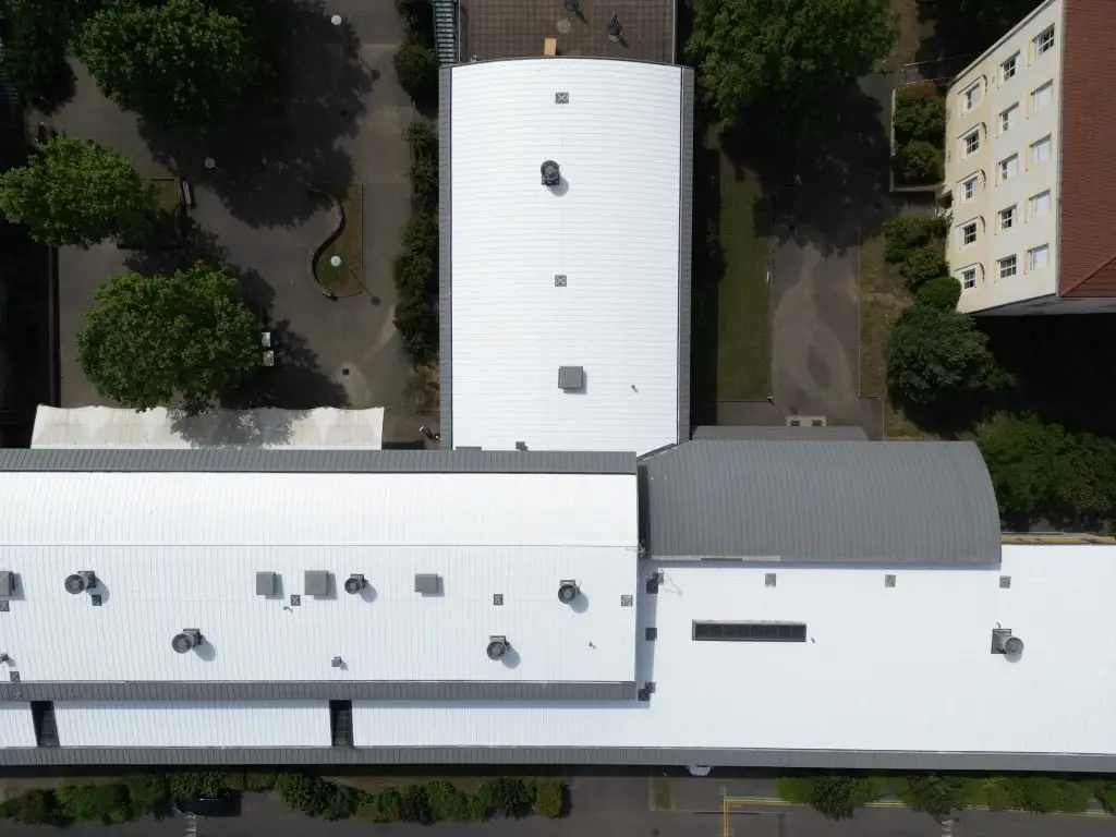 peinture blanche anti-chaleur pour toiture