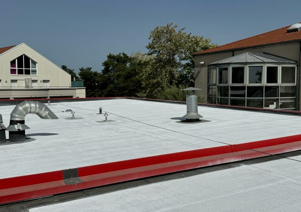 Peinture étanche toiture terrasse : solution efficace pour protéger et rafraîchir votre toit