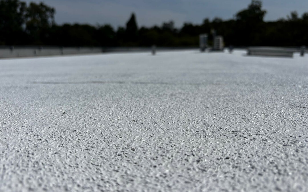 Vue rapprochée de la texture blanche d’un revêtement de toiture.